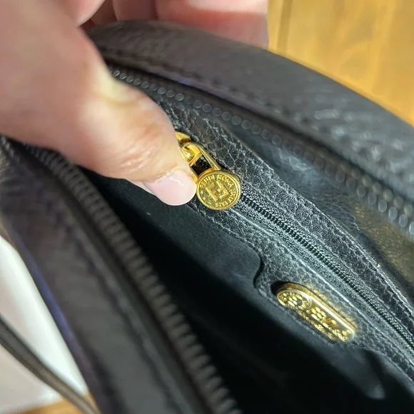 Vintage Fendi Black Crossbody Bag with Gold Detail - Picture 4 of 10
